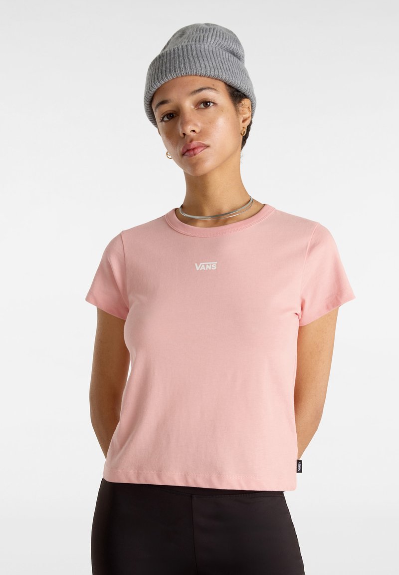 Roze katoenen t-shirt met korte mouwen en een ronde halslijn. Bevat een wit Vans-logo op de borst en een klein merkje op de zoom.