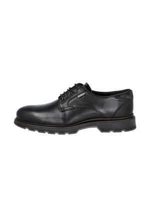 Zapato de vestir negro de cuero con cordones, suela gruesa y pequeña etiqueta metálica de la marca en el lateral, mostrado en perfil izquierdo sobre fondo blanco.