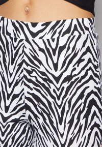 Noisy May NMPASA FLARED PANTS - Leggings - Calças - white