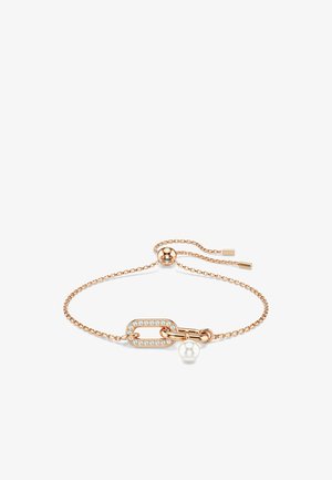 Bracciale a catena in oro rosa con un grande anello impreziosito da pietre trasparenti, un accento più piccolo intrecciato e un dettaglio di perla. Lunghezza regolabile.