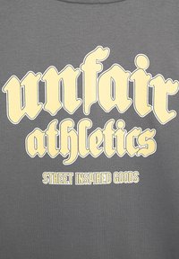 UNFAIR ATHLETICS INSPIRED EASY FIT - T-shirts med print - charcoal