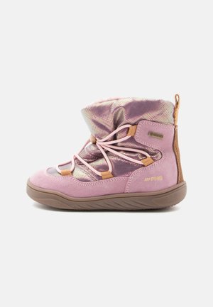 Růžová vodotěsná bota s texturovaným syntetickým svrškem, elastickými šněrovadly, polstrovaným límcem a protiskluzovou gumovou podrážkou.