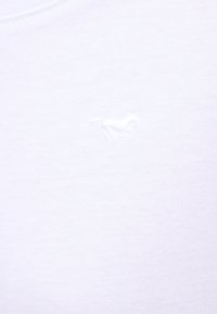 Weißes Baumwoll-T-Shirt mit einem dezenten gestickten Logo auf der linken Brust. Glatte Textur mit klassischem Rundhalsausschnitt.