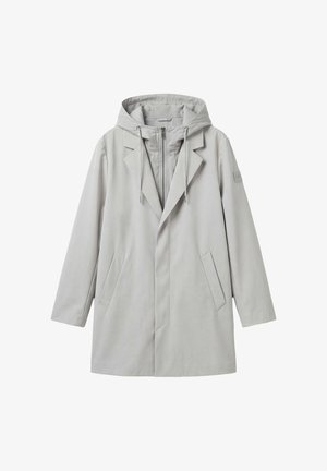 Dugi svijetlosivi kaput s reverima, integriranim kapuljačom s patentnim zatvaračem unutarnjeg sloja, prednjim džepovima i dugim rukavima.