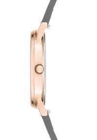 Roségoldene Uhr mit einem silbernen Metallgehäuse, das ein rundes Zifferblatt und eine strukturierte Krone aufweist. Das Armband besteht aus dunkelgrauem Leder mit einer glatten Oberfläche.
