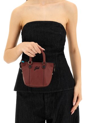 Piccola borsa a mano in pelle bordeaux con due manici corti, superficie testurizzata e dettagli in metallo nero. Logo presente sul fronte.