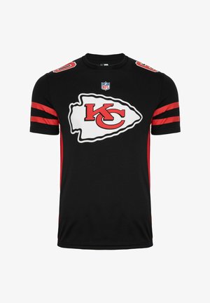 Czarny t-shirt z krótkim rękawem z wyraźnym białym i czerwonym logo Kansas City Chiefs, czerwonymi paskami na ramionach oraz znakowaniem NFL.
