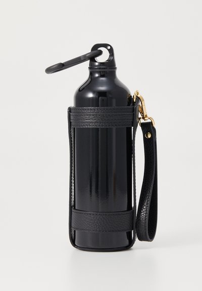 Bouteille d'eau en acier inoxydable noir dans un étui en cuir noir texturé avec une sangle. Présente une finition brillante et un clip métallique.