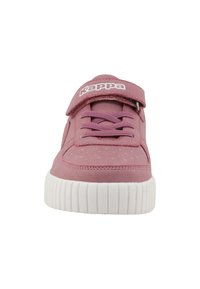 Różowe sneakersy z teksturowym wierzchem, białą gumową podeszwą, wiązanym designem i paskiem na rzep. Posiadają logo Kappa w białym kolorze.