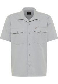 Camicia grigia chiaro a maniche corte con colletto a punte, due tasche sul petto, chiusura a bottone e una patch con logo sul taschino sinistro.