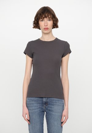 Grå ribbet t-skjorte med korte ermer og rund hals. Laget av bomull med en tettsittende design. Brukt sammen med blå denimjeans.