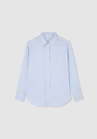 Camicia azzurra chiara con bottoni, caratterizzata da strisce verticali bianche, maniche lunghe, colletto a punta e taschino sul lato sinistro del petto. Tessuto morbido.