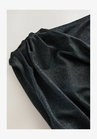 Tela negra texturizada con un sutil brillo y detalle fruncido. Superficie suave con finas líneas horizontales, que cae suavemente.