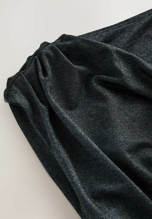 Crni, teksturirani materijal s suptilnim sjajem i naboranim detaljima. Glatka površina s finim horizontalnim linijama, mekano pada.