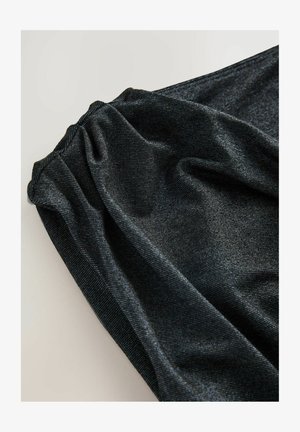 Must mustriline, tekstureeritud kangas kerge sära ja volditud detailiga. Sile pind peenete horisontaalsete joontega, voolates pehmel viisil.