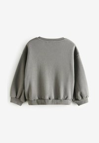 Szary, oversize'owy sweter z okrągłym dekoltem, ściągaczami przy mankietach i w pasie. Miękka tekstura, z balonowymi rękawami i minimalnymi detalami szycia.