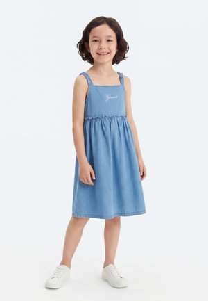 Guess, JUNIOR CHAMBRAY TANK DRESS - Denimové šaty - blue empire wash