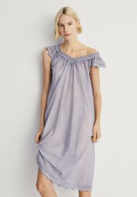 Abito lilla scollato sulle spalle con maniche a volant, pizzo lungo il colletto e una silhouette fluida a linea A.