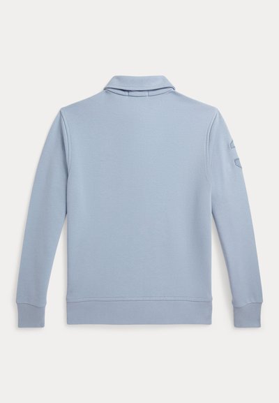 Γαλάζιο πλεκτό πουλόβερ με μακριά μανίκια, ριμπ μανσέτες, ίσια ραφή στο τελείωμα και διπλωμένο γιακά, εμφανιζόμενο από πίσω σε απλό φόντο.