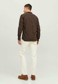 Jack & Jones JJECLASSIC MELANGE LS SN - Pluus - seal brown