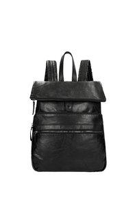 Zaino in pelle nera con pattina superiore, spallacci regolabili in textured, tasca con zip frontale e corpo liscio; design minimalista e funzionalità pratiche.