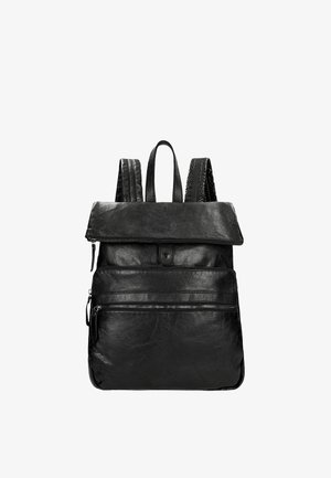 Zaino in pelle nera con pattina superiore, spallacci regolabili in textured, tasca con zip frontale e corpo liscio; design minimalista e funzionalità pratiche.