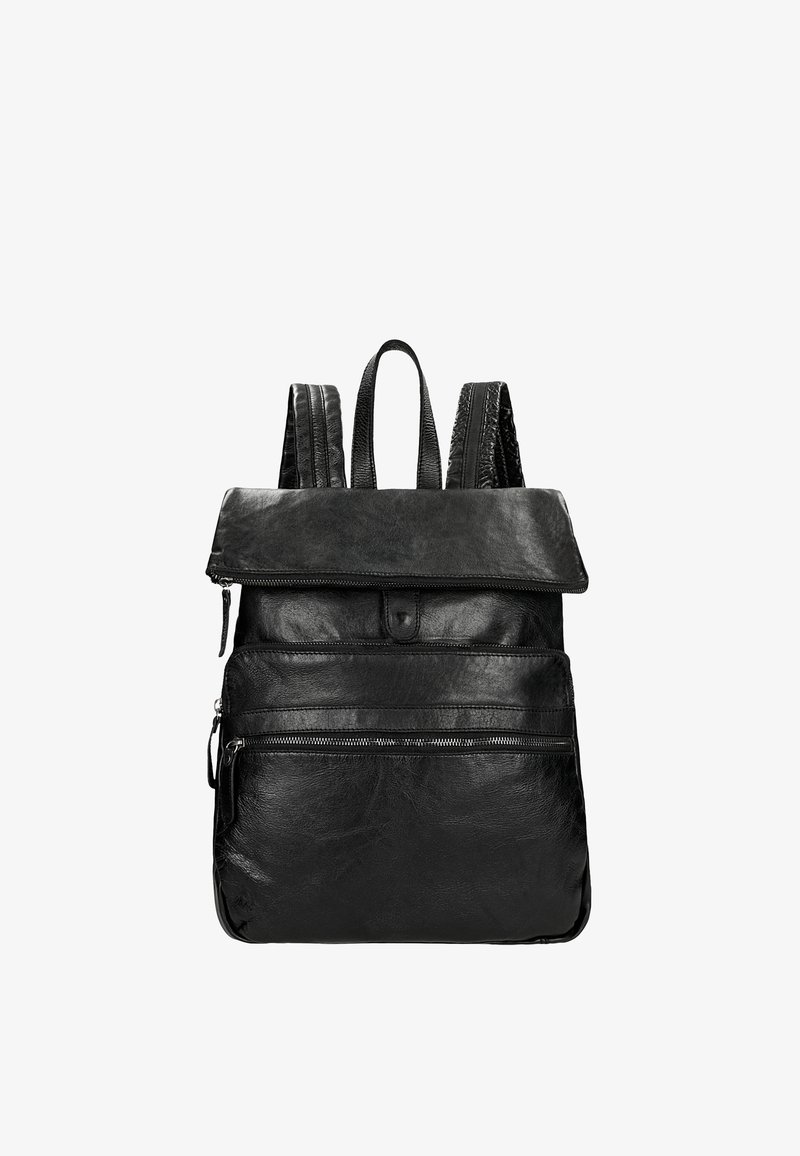 Zaino in pelle nera con pattina superiore, spallacci regolabili in textured, tasca con zip frontale e corpo liscio; design minimalista e funzionalità pratiche.
