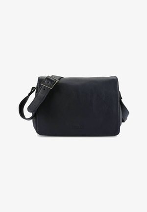 Borsa a tracolla in pelle nera con chiusura a patta, tracolla regolabile e marchio discreto sul davanti. Texture liscia, forma rettangolare.