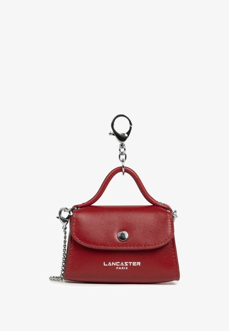 Portachiavi mini borsa Lancaster Paris in pelle rossa con chiusura a gancio e catena in argento, chiusura frontale a bottone e piccolo manico superiore.