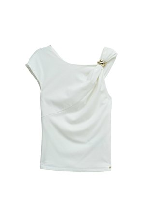 Top asimétrico blanco sin mangas con detalle de anillo dorado en un hombro y tela drapeada a lo largo del pecho.