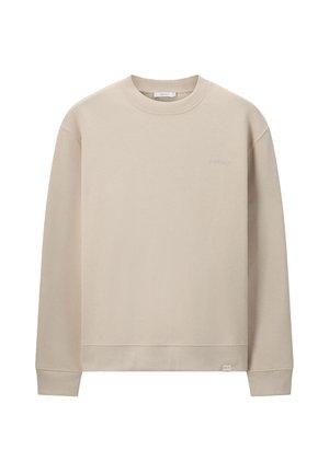 Sweatshirt beige à col rond en matériau doux, doté de manches longues, d'une coupe décontractée et d'une broderie de logo discrète sur la poitrine.