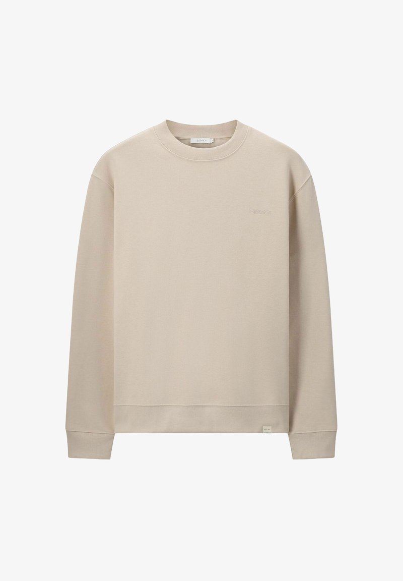 Sweatshirt beige à col rond en matériau doux, doté de manches longues, d'une coupe décontractée et d'une broderie de logo discrète sur la poitrine.