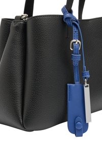 Czarna torebka z fakturowanej skóry z niebieską skórzaną zawieszką. Posiada zabezpieczony pasek z srebrną klamrą oraz prosty design zapięcia.