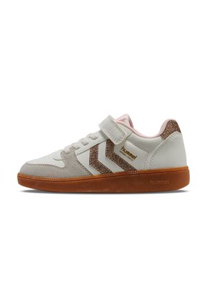 Weiße und beige Sneaker mit glitzernden Chevron-Streifen, pinkem Innenfutter, Klettverschluss und brauner Gummisohle.