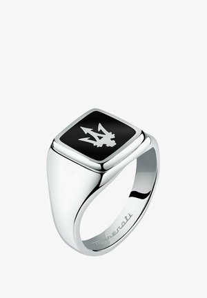 Bague carrée en argent avec finition polie, ornée d'un dessus en émail noir affichant un logo de trident blanc et une gravure discrète de la marque à l'intérieur.