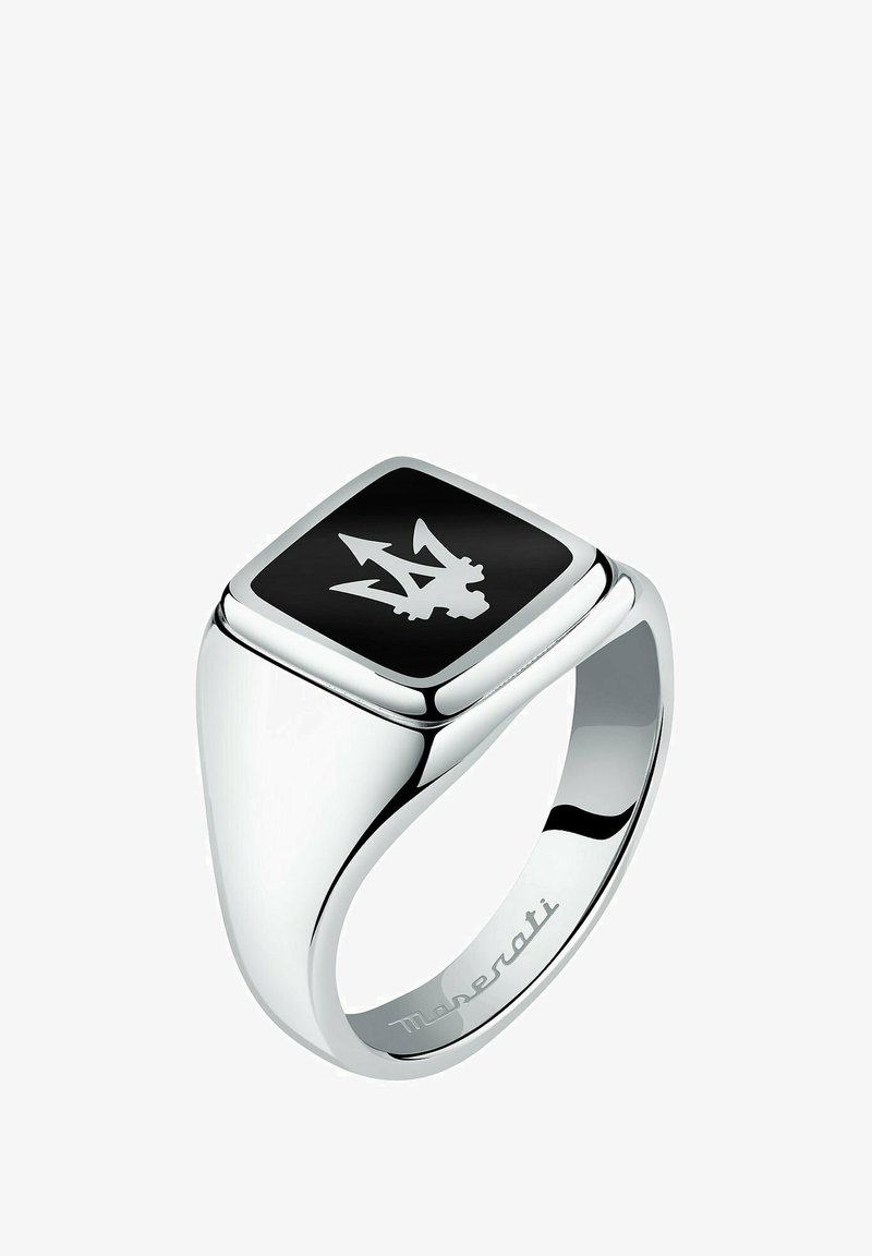 Kvadratisk silverring med polerad yta, som har en svart emaljöverdel med en vit treforklogotyp och subtila varumärkesgravyrer invändigt.