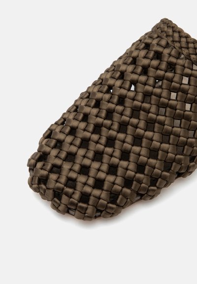 Pochette en tissu tissé marron foncé avec une texture tressée et un motif carré ouvert sur fond blanc.