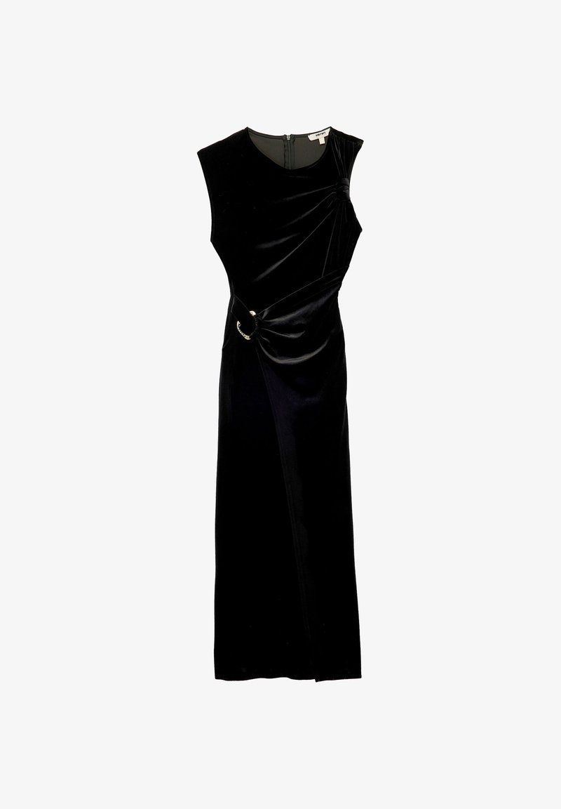 Mouwloze zwarte fluwelen avondjurk met zijsluiting en geraffineerde stof bij de taille en schouder.