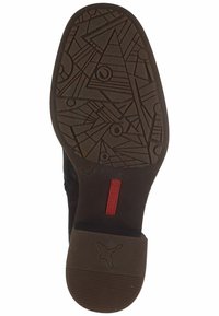 Suela de zapato de goma marrón con un patrón geométrico, con un acento de logo rojo y un indicador de talla. Textura suave con un tacón definido.