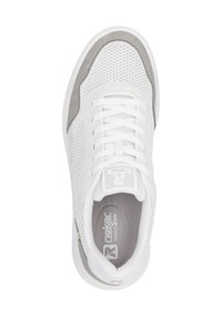 Białe siatkowe buty sportowe z szarymi syntetycznymi akcentami, z sznurowanym zapięciem, wyściełanym kołnierzem oraz oznakowaną wkładką.