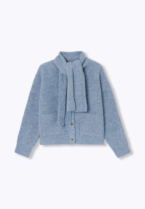 Cardigan en maille bleu clair avec col et détail de lien, comprenant deux poches avant et fermeture à boutons. Texture douce et manches longues.