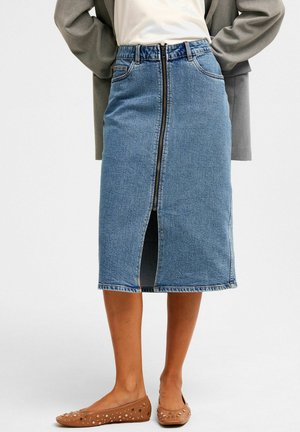 Denim nederdel med lynlås foran, mellemlængde, featuring en let slids. Blå farve, klassisk design med standard syninger og taljebånd.