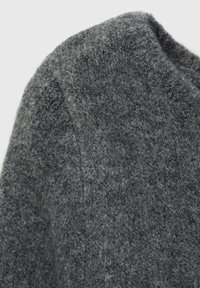 Pull en laine gris avec une finition texturée, présentant un col épuré et des coutures lisses, mettant en avant son matériau doux et chaud.