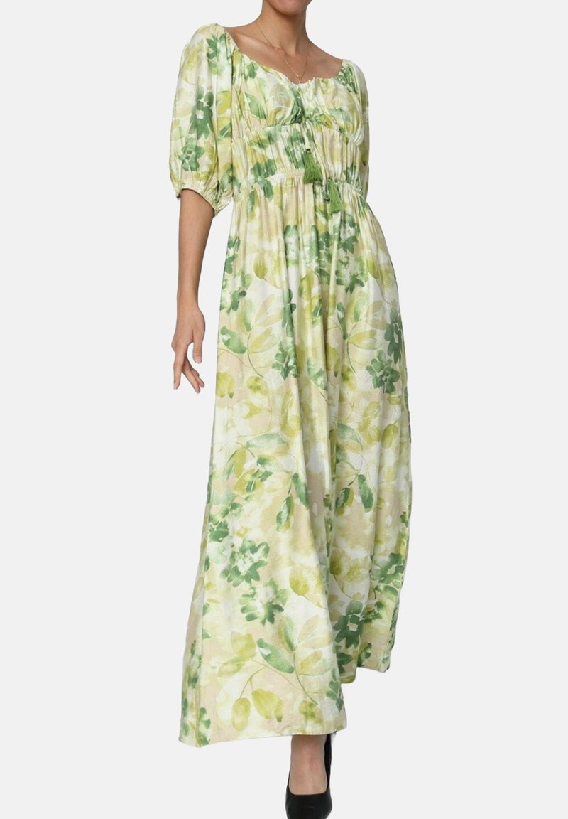 Robe maxi florale en vert clair et jaune, avec des manches bouffantes, un corsage froncé et un tissu fluide orné de motifs de feuilles.