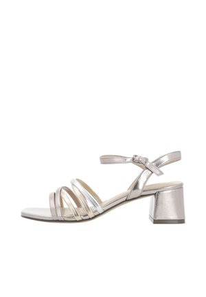 Sandale à talons avec des lanières, finition métallique, présentant trois lanières croisées, une lanière à boucle autour de la cheville et un talon bloc. Couleur : argent et or.