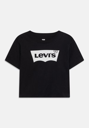 Czarny krótki t-shirt z krótkim rękawem, z białym logo Levi's umieszczonym na środku z przodu.