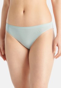 String bikini bottom in blu clair in cotone misto con texture liscia, design a vita bassa e sottile branding laterale, caratterizzato da una forma minimalista.