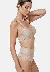 Ensemble de soutien-gorge beige et culotte taille haute en tissu doux avec des accents en dentelle. Le soutien-gorge possède des bretelles fines et un soutien-gorge à armatures.