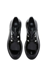 Zwarte gepatineerde leren schoenen met een ronde neus, voorzien van een vetersluiting en metalen oogjes. Glad van textuur met een glanzende afwerking.