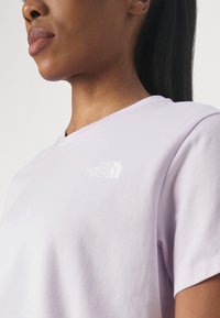 The North Face SIMPLE DOME CROPPED SLIM TEE - T-shirts med print - icy lilac